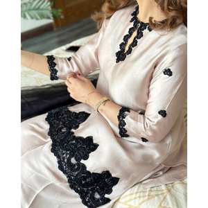 Hermoso Conjunto de Top y Pantalón de Chifón con Mangas Tres Cuartos y Dupatta para un Look Elegante de Fiesta - Product Image 2