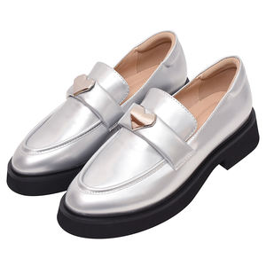 Mocasines de Plataforma Gruesa de Charol para Mujer Ann's con Hebilla de Corazón, Suela de Goma Plateada a la Moda y Tacón Acolchado Cómodo - Product Image 4