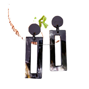 Pendientes Colgantes Modernos Hechos a Mano, Diseño Único y Clásico con Cuernos de Búfalo Rectangulares, Personalización Disponible, de la India - Product Image 1