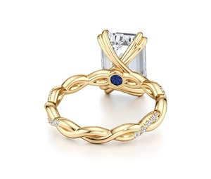 Anillo de Compromiso con Diamante Cultivado en Laboratorio, Corte Esmeralda de 1.25 Quilates, Oro Amarillo de 9K, Diseño de Espiga Trenzada con Detalles de Diamantes - Product Image 2