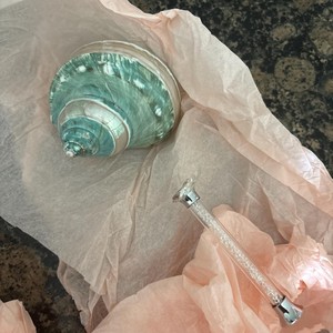 El elegante patrón de una copa de vino con diseño de conchas marinas refleja la luz de manera hermosa, creando un efecto visual brillante. - Product Image 3