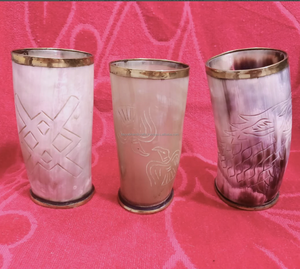 Verre à boire en corne de bœuf noir avec motif gravé blanc d'Inde - Product Image 1