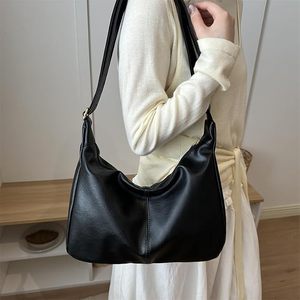 Sac à bandoulière en cuir noir personnalisé pour femme, élégant sac à main d'épaule en provenance du Rajasthan pour un usage quotidien - Product Image 4
