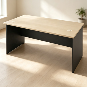 Bureau de travail rectangulaire moderne avec plateau en bois clair et pieds noirs, design minimaliste, autoportant pour bureau à domicile - Product Image 1