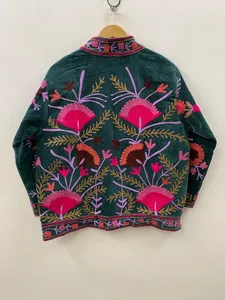 Veste courte en velours vert foncé brodée à la main avec des broderies florales roses vibrantes, idéale pour les soirées et les occasions spéciales - Product Image 2