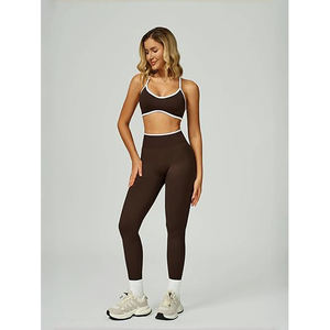 Conjunto de yoga de cintura cruzada para mujer: Sujetador deportivo de cuello alto y leggings de cintura alta con control de abdomen, detalles de malla, nailon y elastano. - Product Image 3