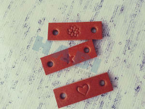 Fabricant d'étiquettes en cuir personnalisées, couleur et logo en relief, vente en gros, étiquettes personnalisées de petite taille, usage personnel - Product Image 3