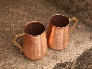 Mug en cuivre pur fait main moderne, tasse à cocktail Moscow Mule, vaisselle de bar martelée pour bière, vente en gros, cadeau promotionnel personnalisé pour marque - Product Image 4