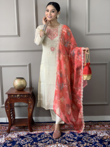 Ensemble pour femme : Kurta droite brodée en soie Chanderi crème dorée avec doublure, pantalon en soie Chanderi et dupatta imprimé en soie - Product Image 2
