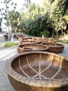 Coracle en bambou artisanal du Vietnam, panier rond tressé à la main, idéal pour la décoration de festivals côtiers, le style des stations balnéaires et l'exposition lors d'événements en bord de mer - Product Image 1