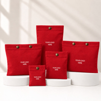 Pochettes en coton rouge personnalisées avec fermeture à bouton, logo imprimé, pour emballage de bijoux et mini-rangement, promotionnelles et personnalisables.