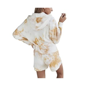 Ensemble deux pièces décontracté d'été pour femme : sweat à capuche côtelé tie-dye blanc délavé camel et short à cordon de serrage à manches longues - Product Image 4