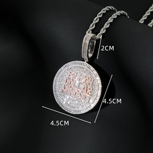 Collar con la frase 'Billion Dollar Mindset' con incrustaciones de diamantes micro pavé tipo baguette, colgante de disco 3D, estilo hip hop brillante, ideal para regalo - Product Image 4