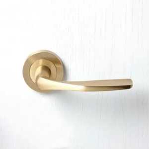 Manija de palanca de puerta de lujo en latón satinado dorado con cerradura interior y herrajes de cierre de seguridad para baño - Product Image 5