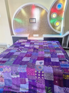 Colcha Bordada Kantha de Seda Sari Antigua Hecha a Mano, Estilo Bohemio, Reversible, Hipoalergénica y Ecológica, Tamaño Queen - Product Image 4