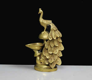 Nirmala Handicrafts – Lampe à huile traditionnelle indienne en laiton sculpté à la main, motif paon et champignon, avec queue de paon sculptée, pour temple - Product Image 3