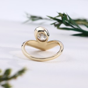 Anillo Solitario Minimalista de Oro Amarillo con Diamante de Corte Ovalado, Engaste de Ola Abstracta Único, Anillos de Compromiso y Boda, Joyería Fina - Product Image 3