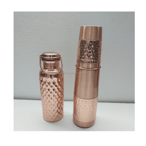 Bouteille d'eau classique en cuivre pur avec finition polie, conçue pour une hydratation quotidienne saine et le bien-être. - Product Image 1