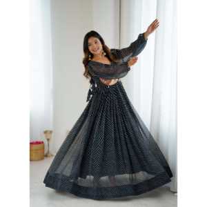 Robe de soirée trapèze en mousseline de soie avec imprimé numérique et broderie en points de chaînette, taille empire, taille XL - Product Image 4