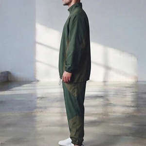 Survêtement léger en polyester vert pour homme, manches longues, demi-zip, coupe décontractée ample avec cordon de serrage et poches latérales - Product Image 2