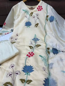 Ensemble Kurti fantaisie en tissu coton Chanderi bicolore avec de magnifiques broderies, idéal pour le bureau et les occasions spéciales. - Product Image 2