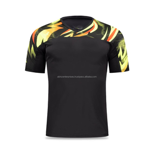 Camiseta de Fútbol para Hombre, Cuello en V, Color Negro con Estampado de Llamas Amarillas y Naranjas, Manga Corta, Absorbe la Humedad, Corte Atlético, para Todas las Temporadas - Product Image 1
