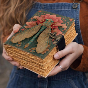 Carnet en cuir Libellule fait main, motif botanique floral, avec fermoir antique, pour écriture, cadeau pour les amateurs de jardin et de nature - Product Image 5