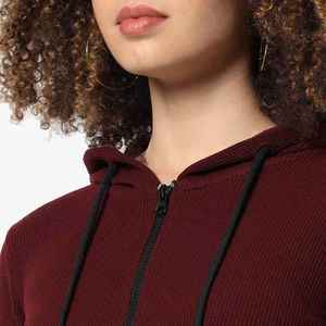 Sweat-shirt à capuche tendance avec short assorti pour femme, design minimaliste, ensemble été pour femme. - Product Image 6