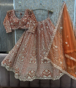 Ensemble Lehenga, Blouse et Dupatta, avec broderie de paillettes et de cordons, en tissu filet papillon, tenue de mariée, de fête ou de soirée, tenue ethnique indienne de créateur. - Product Image 2