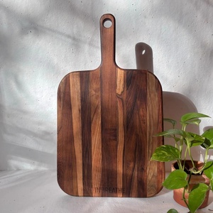 Planche à découper rectangulaire en bois naturel de 1,5 cm d'épaisseur, collection artisanale, avec poignée en bois, compatible lave-vaisselle, vente en gros - Product Image 5