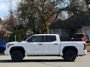 Camioneta Tundra TRD Híbrida Usada 2023, Tamaño Completo, 4x4, Cabina Doble - Product Image 1