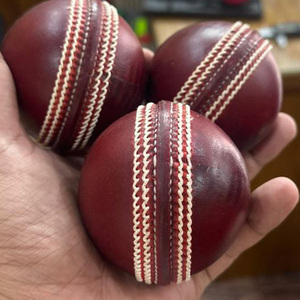 Pelota de Cricket Clásica de Cuero Rojo Cosida a Mano para Entrenamiento Profesional - Product Image 2