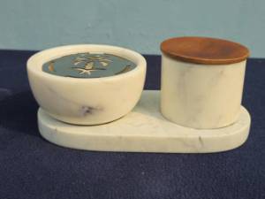Juego de Quemadores de Incienso de Mármol Beige Hechos a Mano con Tapa de Metal con Diseño de Palma y Tarro de Madera - Product Image 1