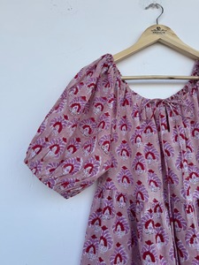 Robe longue décontractée en coton à imprimé floral et col rond pour femme, avec manches bouffantes et volants, style indien, vente en gros, fabricant de robes en coton - Product Image 3