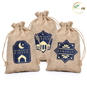 Sac cadeau en toile de jute brun naturel avec fermeture à cordon - Product Image 4