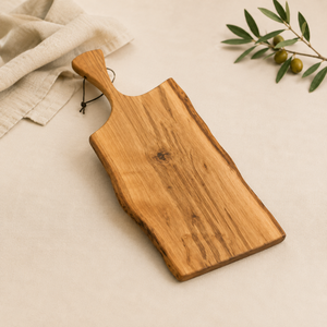 Planche à découper artisanale en bois d'olivier à bords naturels, plateau rustique pour fromages et charcuteries avec poignée, planche à découper en bois - Product Image 1