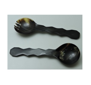 Ensemble de 2 cuillères à salade en corne, design unique, fabriquées à la main à partir de corne de buffle naturelle, prix usine. - Product Image 3