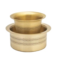 Traditionnellement utilisé pour servir du café filtre aromatique du sud de l'Inde au goût authentique dans un ensemble de gobelets en laiton et de soucoupes dabara.