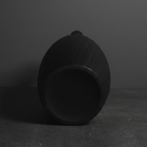 Magnifique vase à fleurs en métal noir texturé, avec un motif ressemblant à une écorce et une silhouette élancée et élégante pour la décoration intérieure moderne. - Product Image 4