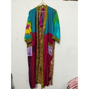 Kimono de luxe d'été, robe longue patchwork faite main, style indien vintage, en soie de sari recyclée, idéal comme cache-maillot ou tenue de nuit. - Product Image 3