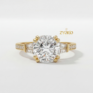 Anillo de Compromiso y Boda de Lujo con Diamante de Corte Cojín de 2.65ct, Piedras Laterales Baguette, Chapado en Plata 925, VS1, Color Incoloro EF, Cultivado en Laboratorio - Product Image 6