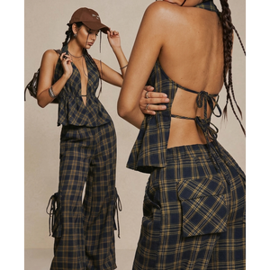 Ensemble coordonné deux pièces gothique à carreaux cramoisies, style punk rétro, avec haut licou et bas cargo utilitaire à jambes larges, dos ouvert et peplum - Product Image 6