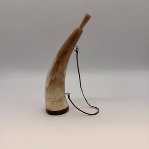 Corne à poudre vintage artisanale avec sangle en cuir, décoration rustique de style western pour la chasse et la collection - Product Image 1