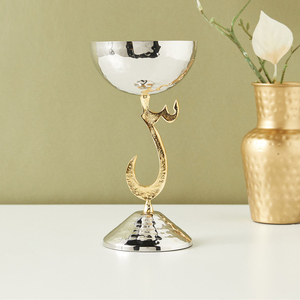 Cuenco de metal plateado con un soporte caligráfico dorado único que combina un diseño elegante con una pieza decorativa llamativa - Product Image 4