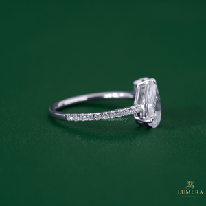 Elegante Anillo de Diamantes Toi Et Moi con Esmeralda Pera, Engaste de Dos Piedras Cruzadas, Diamantes Centrales Montados con Puntas, Anillo con Banda Micro Pavé - Product Image 3