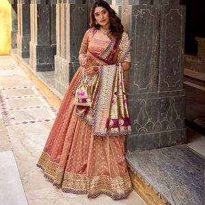Último modelo de Lehenga Choli con bordado de organza y zari, con borde de encaje, dupatta y blusa tradicional. - Product Image 1