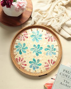 Plateau de service décoratif avec bordure en rotin et motif de feuilles en résine mosaïque verte pour la cuisine et l'usage domestique - Product Image 4