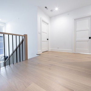 Suelo de Madera de Ingeniería Moderno en Color Roble Claro, Sistema de Encaje Macho y Hembra, Resistente al Agua, para Instalación Residencial y Renovación de Interiores 5 - Product Image 1