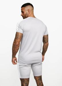 Conjunto de camiseta y pantalones cortos para hombre, color gris claro, corte ajustado, informal, para verano, conjunto a juego, transpirable, de algodón, poliéster y elástico. - Product Image 3