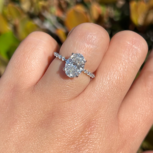 Anillo de Diamante Cultivado en Laboratorio de Corte Ovalado de 2.40 Quilates, Oro Blanco de 14k con Baño de Rodio, Clásico para Compromiso y Boda, Gran Venta - Product Image 1